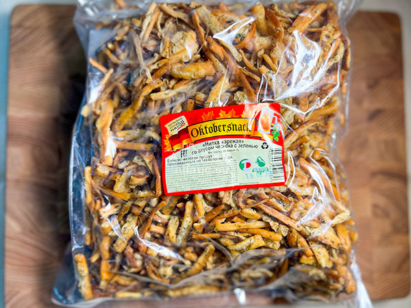 Нитка ЖАРЕНАЯ "Чеснок с зеленью" Oktobersnack 1 кг (сырный продукт) в Октябрьском